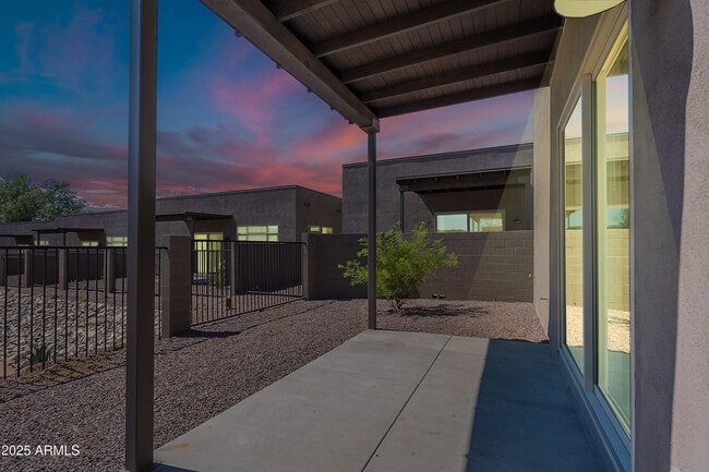 Building Photo - 6041 E Valley Way