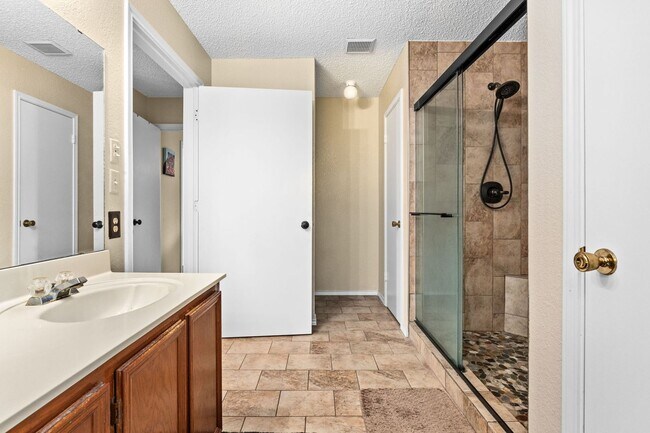 Building Photo - Texas sized home near the golf course