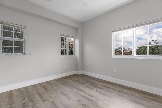 Building Photo - 1421 SW 3rd St