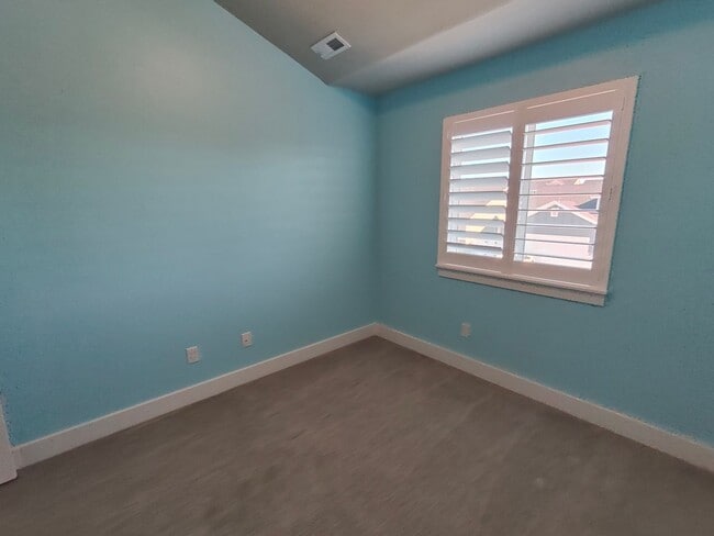 Building Photo - Spacious 4 bed/2.5 bath Home!
