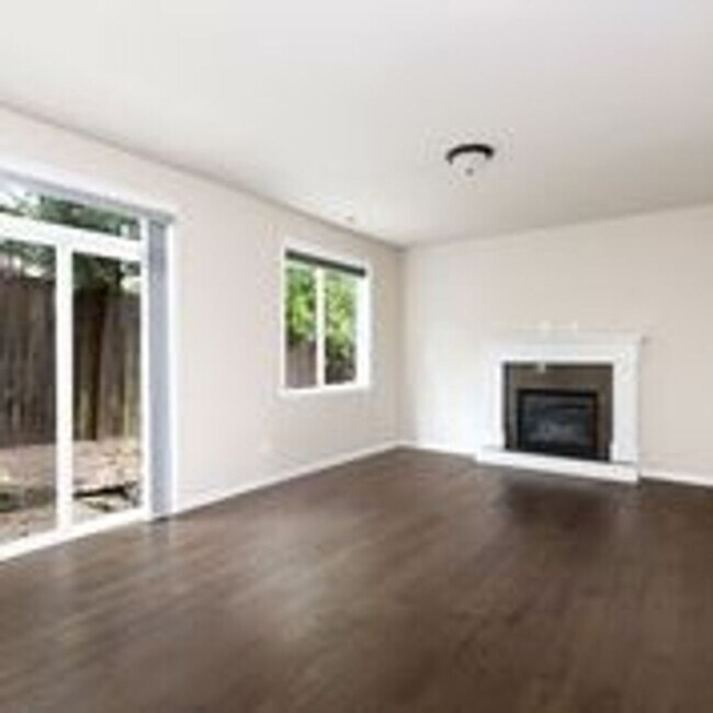 Building Photo - Beautiful 3 Bedroom 2.5 Bathroom Home in Bothell