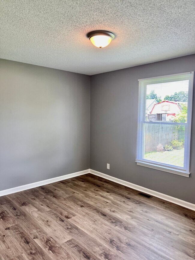 Building Photo - 414 Woodale Dr