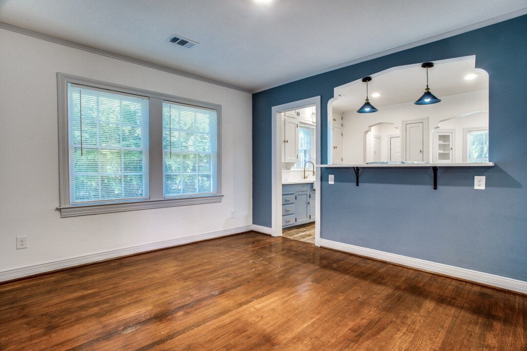 Building Photo - 133 E 7th St