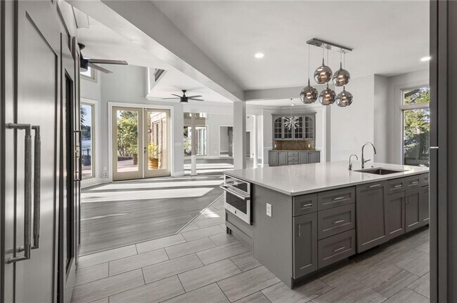 Building Photo - 2910 Emerald Dr