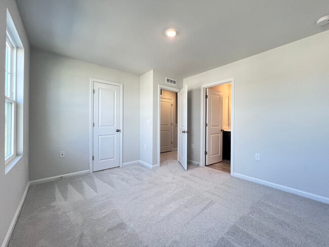 Building Photo - 1988 Rosedale Rdg Ave