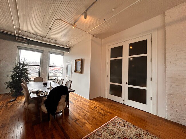 Building Photo - 1800 Central St