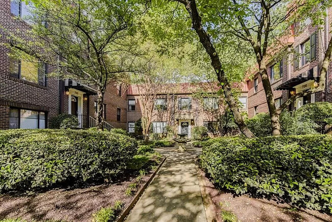 Side Courtyard - 708 Argonne Ave NE