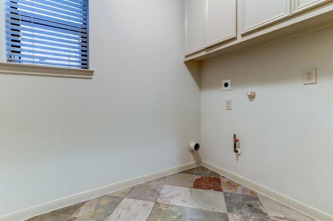 Building Photo - Impeccably Maintained Midtown Townhome wit...