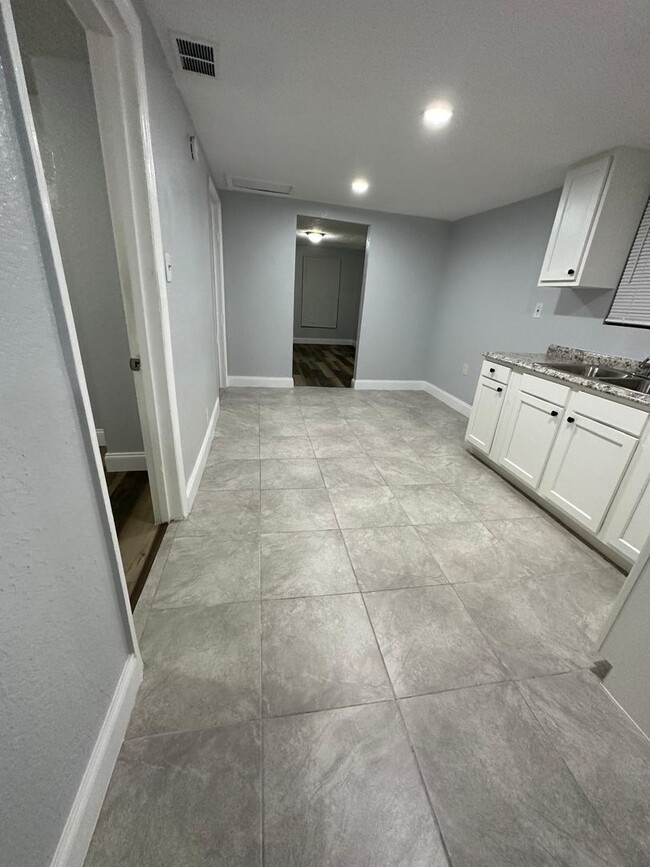 Building Photo - Fully Renovated 3/1 Single Family House Av...