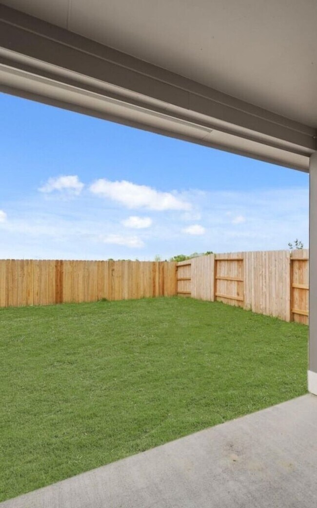Building Photo - Newly constructed 3BR House beside Angel L...