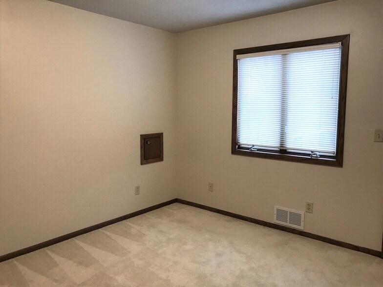 Building Photo - 408 Holly Ln