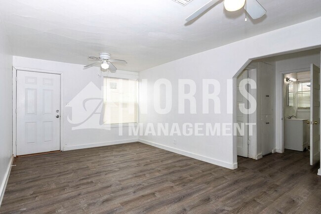 Building Photo - Multi-Unit Space Available NOW!