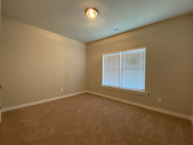 Building Photo - Home for Rent in Jemison, AL...  Available...