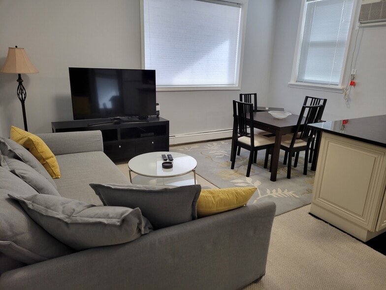 living/dining room - 97-13 64th Rd