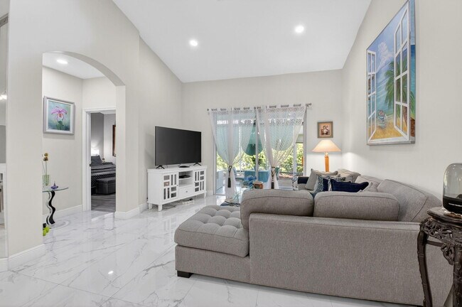 Building Photo - 6247 Heliconia Rd