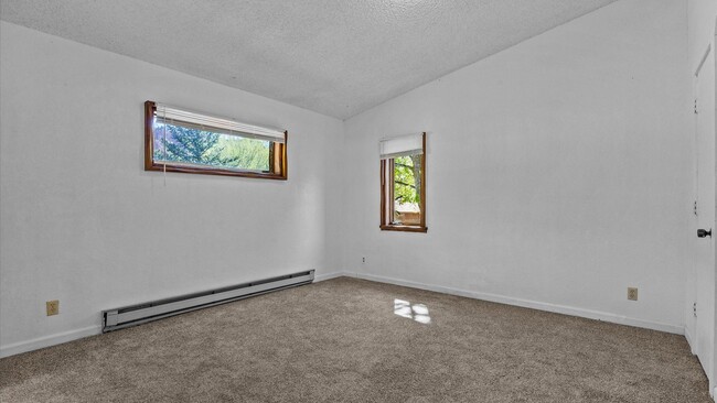 Building Photo - Spacious Home for Rent in Glenwood Springs – Great Location, No HOA!
