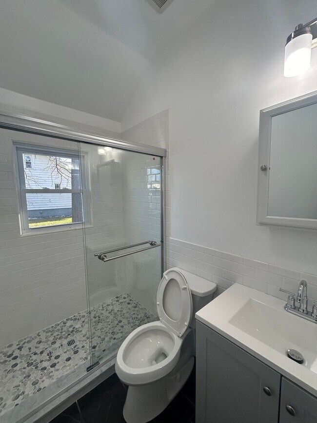 Building Photo - 1602 Heck Ave