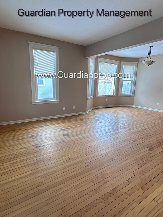 Building Photo - Spacious Two Bedroom Single Family Home, Hardwood Floors, W/D, Dishwasher