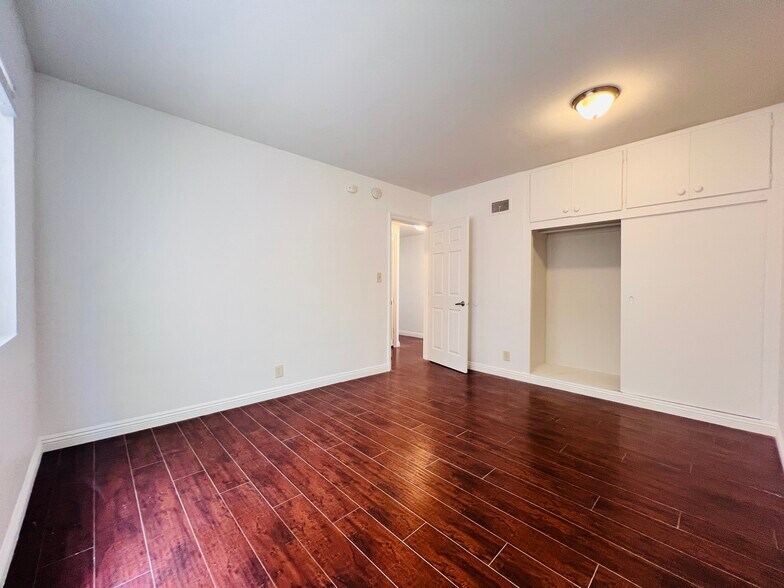 Building Photo - 1142 S Serrano Ave
