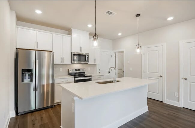 Building Photo - 228 River Rock Dr