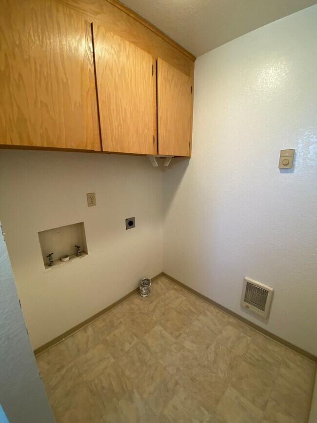 Building Photo - Vin3406