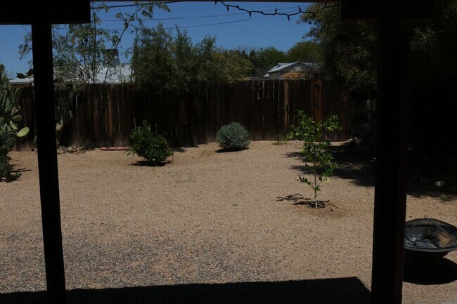 Building Photo - Two bedroom one bath fully furnished located in central Tucson!