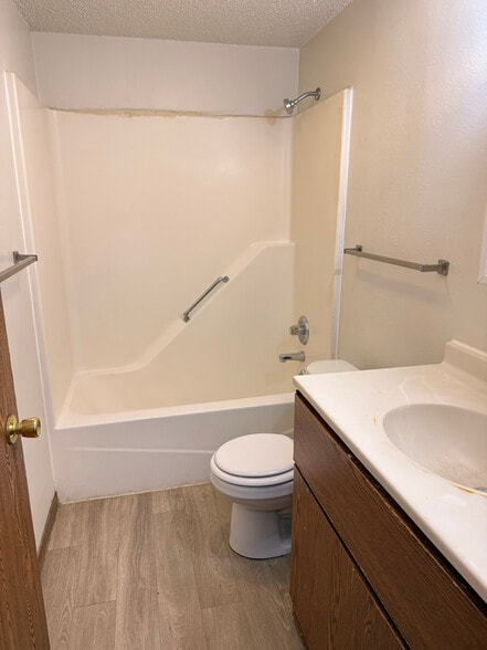 Building Photo - 365 Ellis Ave