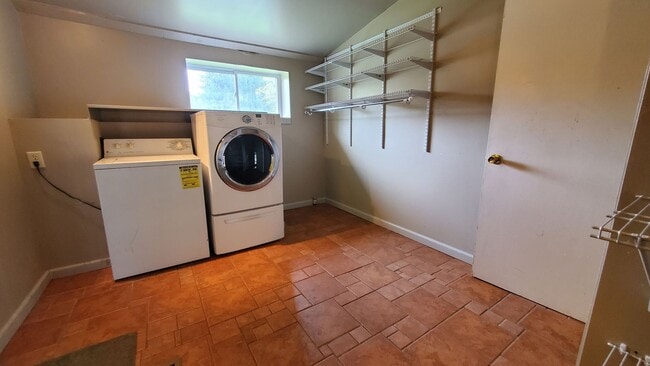 Building Photo - 4 Bedroom House for Rent