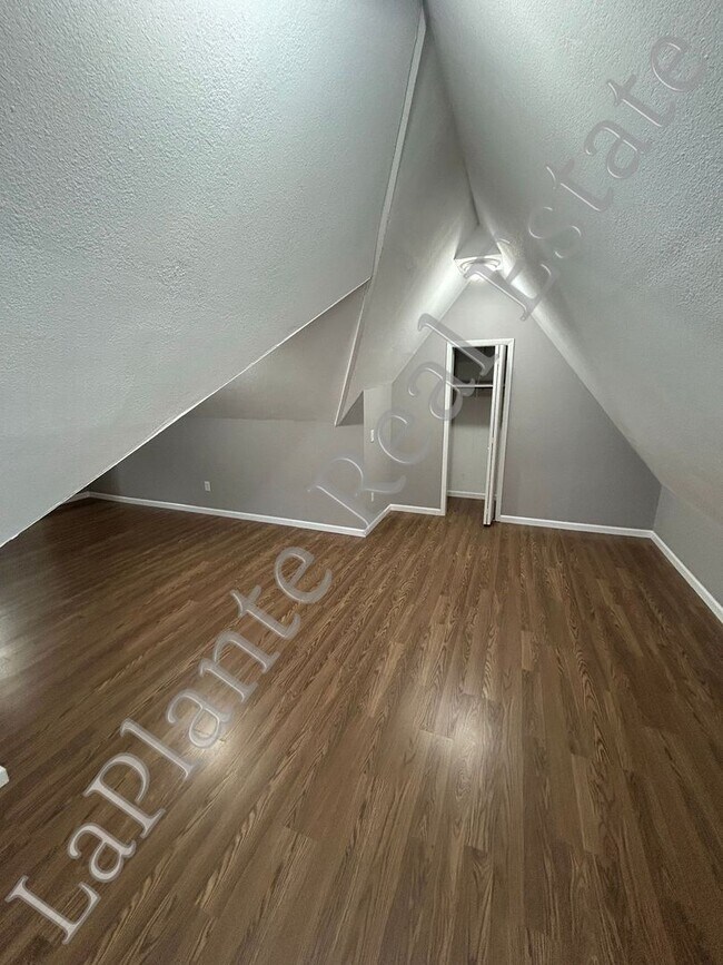 Building Photo - Charming 2-Bedroom Home in Toledo – Cozy &...