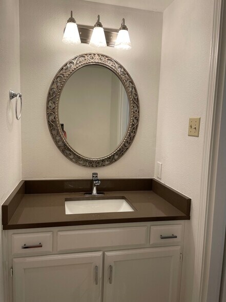 Building Photo - 3904 Clarke Ave