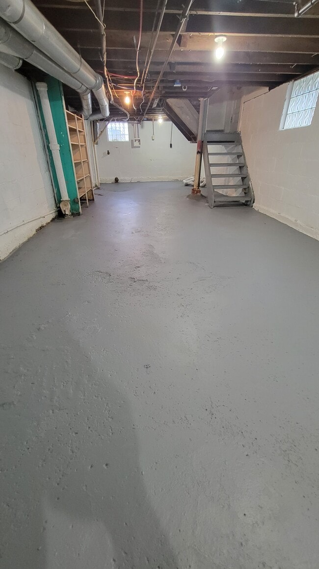 Building Photo - 40 N Roys Ave