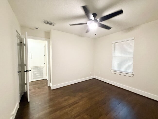 Building Photo - Incredible 5/2 Home in Lake Jackson! Lots ...