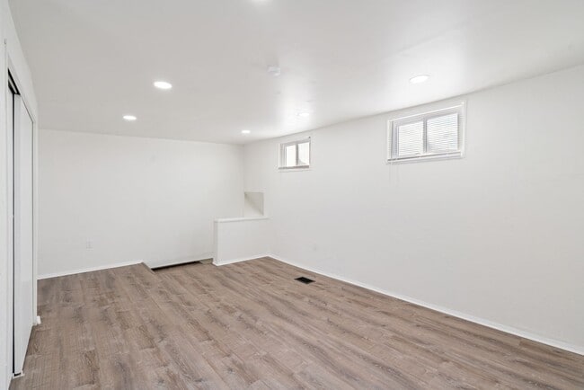 Building Photo - Stunning 4 bedroom home in Brookline available now!