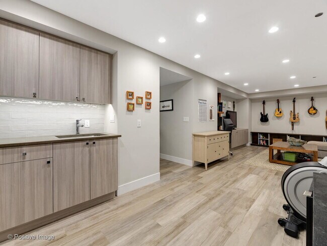Building Photo - 824 W Castlewood Terrace