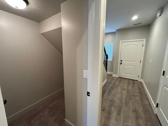Building Photo - Meadow Crest Home!!!!