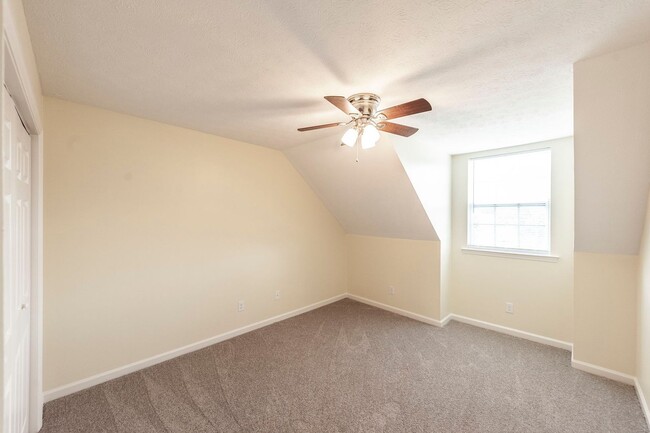 Building Photo - Charming Townhome