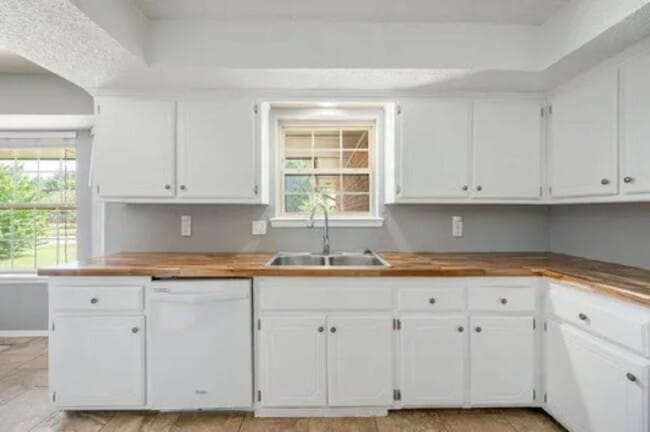 Building Photo - Updated 3 Bedroom/2 Bath Home w/Beautiful Landscaping - Edmond Schools