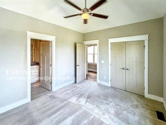 Building Photo - Lovely 2-Bedroom Home with Modern Amenitie...