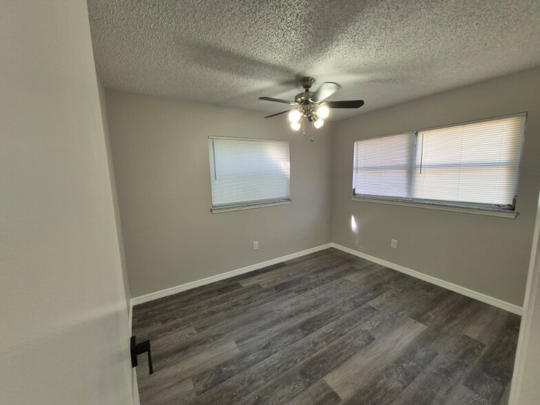 Building Photo - 2131 W Greenway Pl