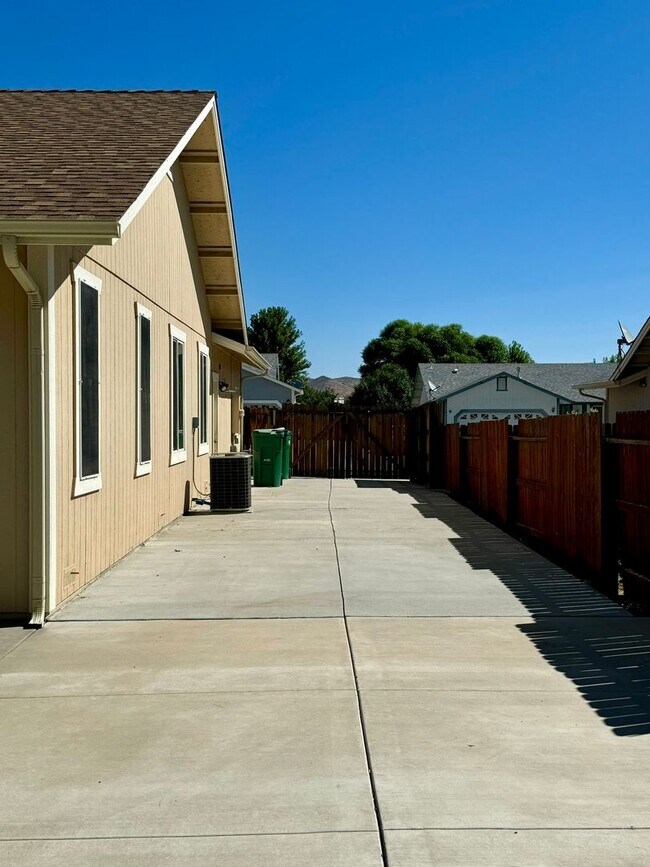 Building Photo - 1655 Talking Sparrow Dr