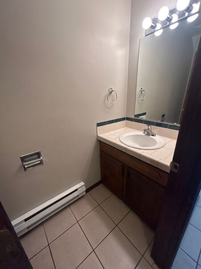 Building Photo - Cozy 3 Bedroom Duplex with Private Backyard