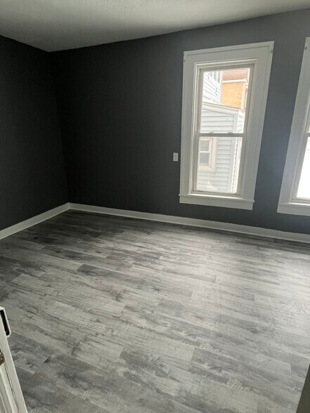 Building Photo - 313 E 7th St