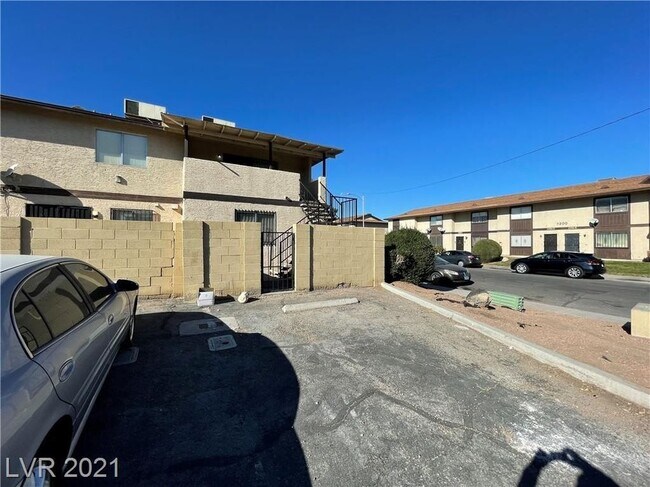 Building Photo - 2112 Sun Ave