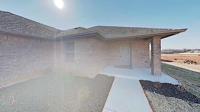 Building Photo - Spacious 4 Bedroom 2 Bath Home in Deer Cre...