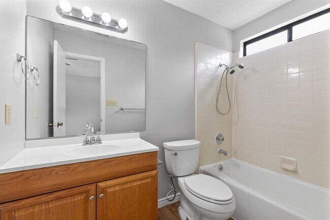 Building Photo - 506 Lakeway Dr