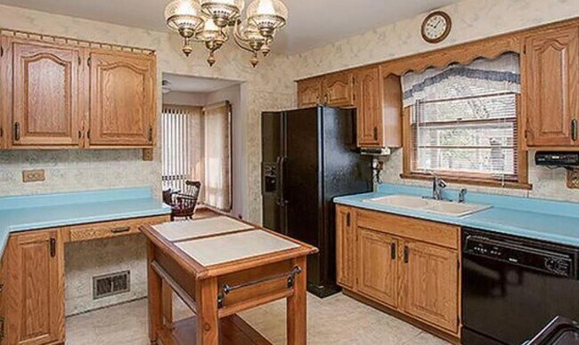 Building Photo - 613 St Charles Rd