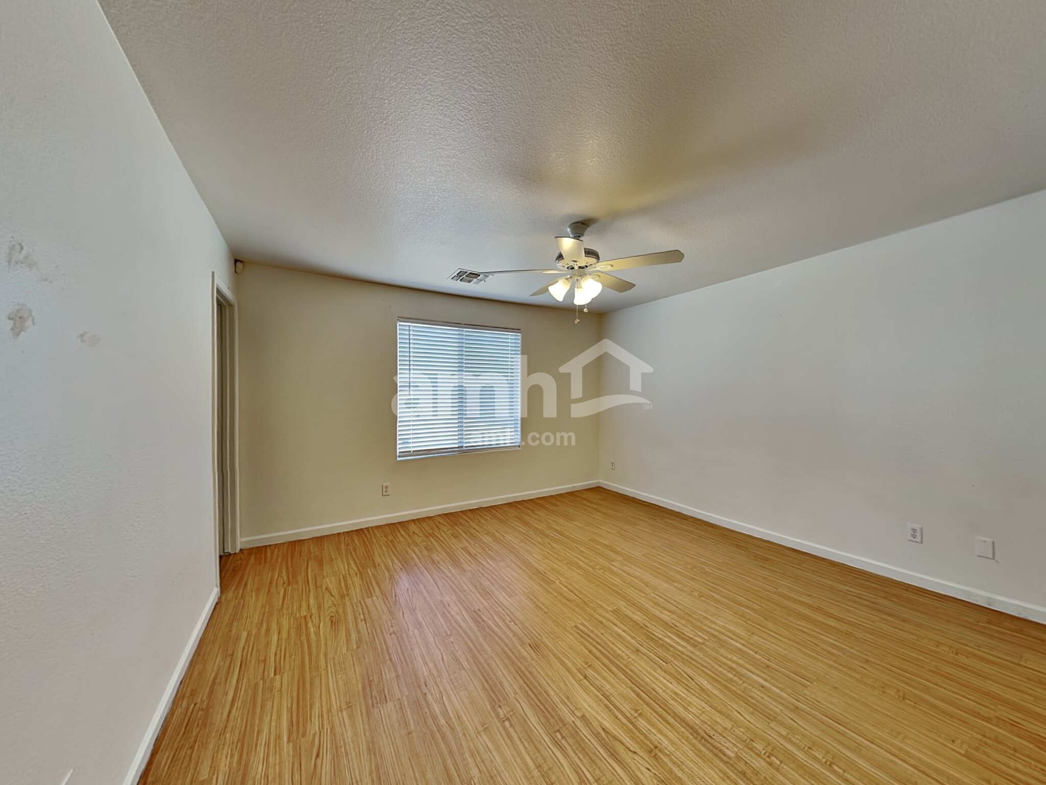 Building Photo - 1324 W Pleasant Ln