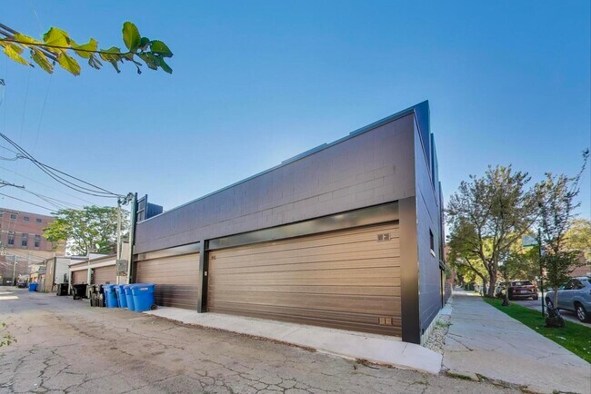 Building Photo - 2456 W Cortez St