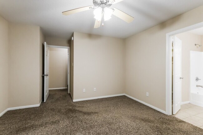 Building Photo - 131 Golfview Ct