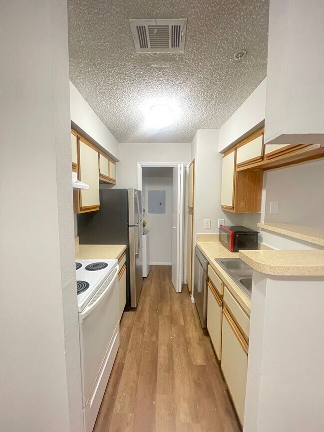 Building Photo - 1 Bed / 1 Bath Condo in Gated Comm. In Alt...